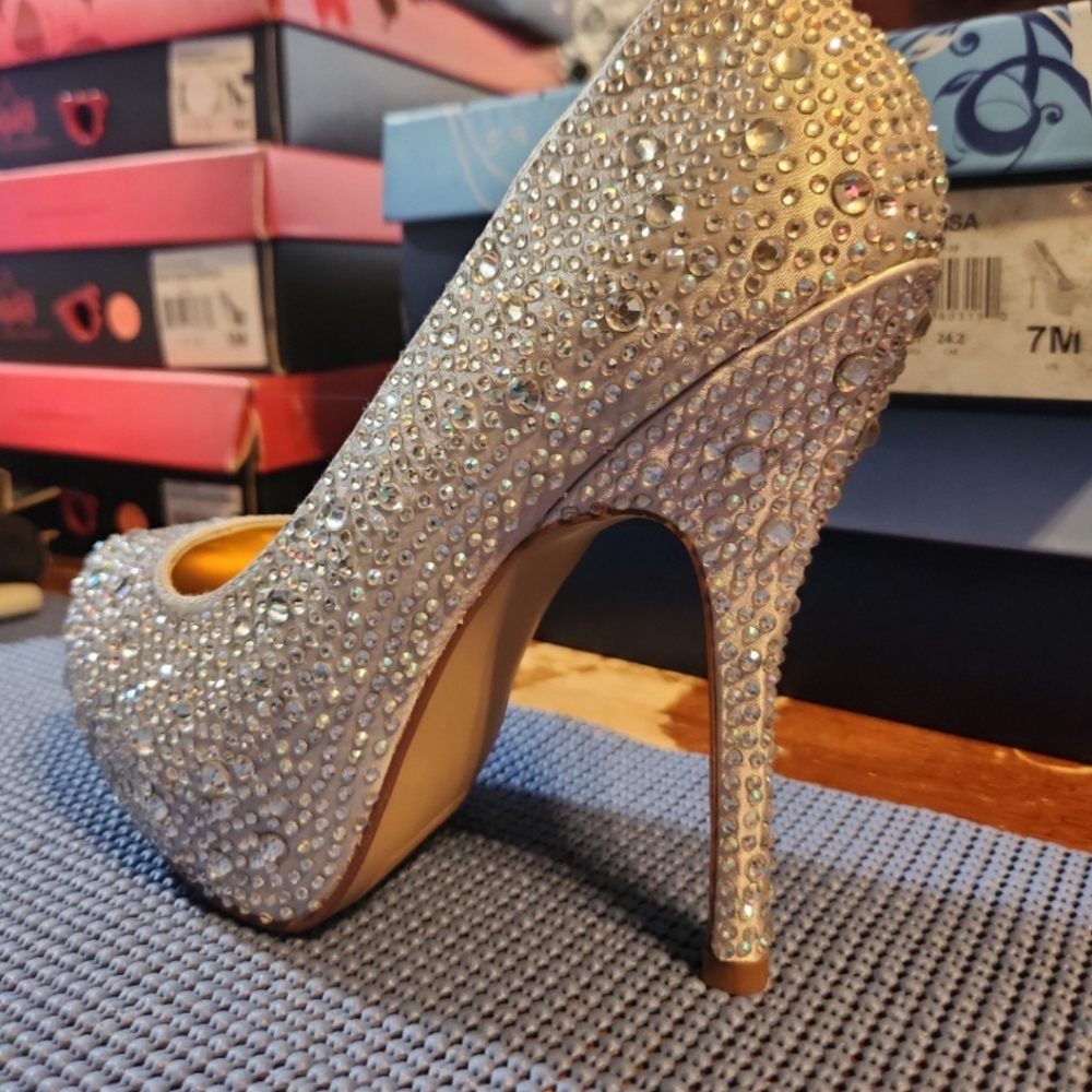 Fabulicious By Please Silver Pumps Size 7